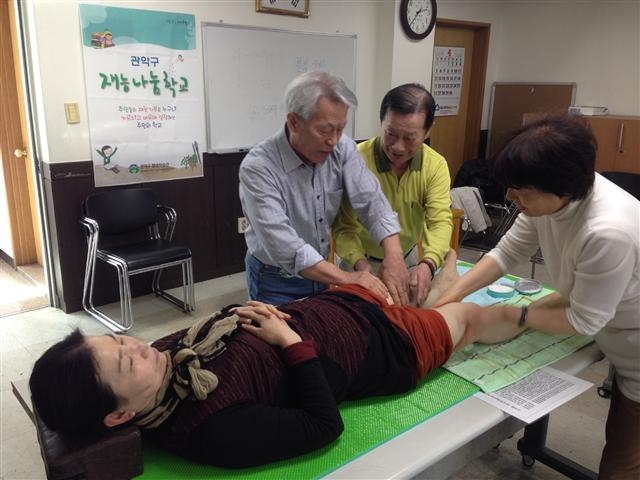 관악구 신사동 자치회관에서 주민들이 발 건강법을 배우고 있다. 관악구 제공