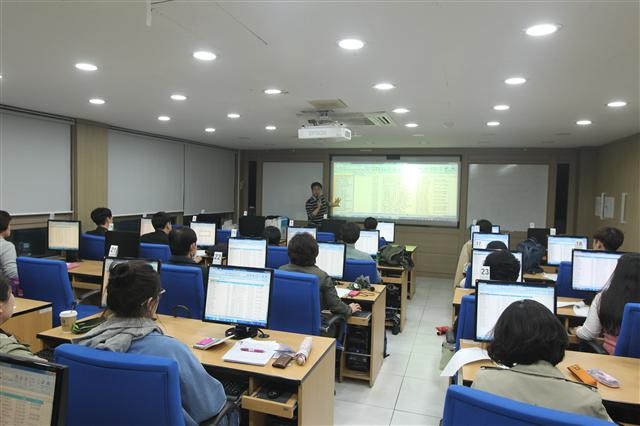구로구청 5층 전산교육장에서 지역의 직장인들이 정보화 교육을 받고 있다. 구로구 제공