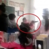 교실서 여학생 무차별 폭행한 中 교사