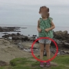 사진 속 4살 소녀 다리 사이로 나타난 사무라이 유령