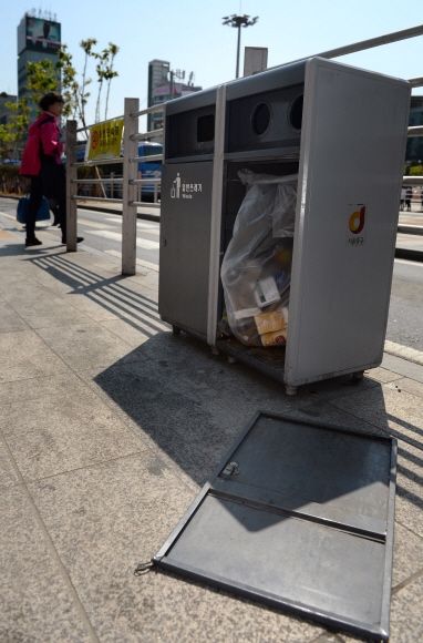 24일 서울 중구 서울역 버스환승센터에 길거리 쓰레기통이 한쪽 문이 떨어진 채 놓여 있다. 박윤슬 기자 seul@seoul.co.kr