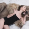 650kg 거대 곰과 화보 촬영한 미녀모델들, 그 사연은?