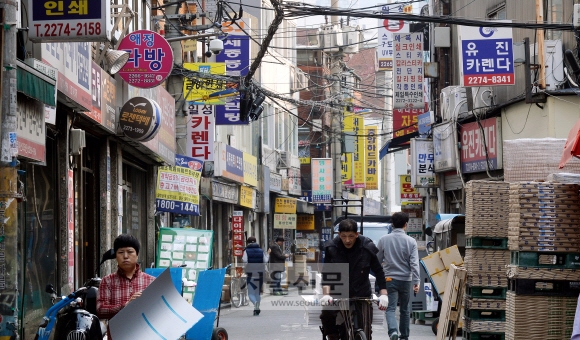 얼핏 보면 낙후돼 보이지만 우리나라 인쇄산업의 메카인 서울 중구 인쇄골목을 사람들이 분주히 오가고 있다.