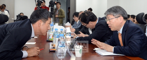 공무원연금개혁 실무기구 공동간사인 김연명(왼쪽) 중앙대 교수와 김용하(오른쪽) 순천향대 교수가 26일 국회 의원회관에서 열린 회의에 앞서 대화를 나누고 있다. 김명국 전문기자 daunso@seoul.co.kr