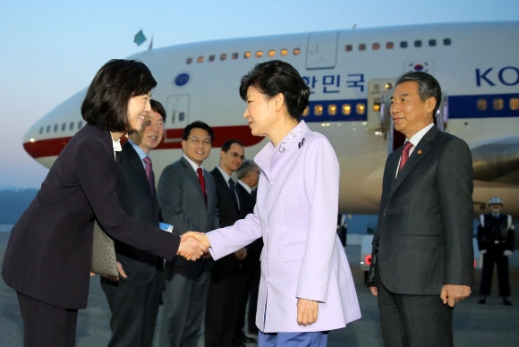 조윤선 정무수석과 악수하는 박 대통령