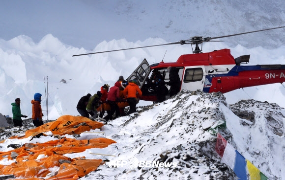 네팔 지진현장, 헬리콥터로 이송되는 부상자ⓒ AFPBBNews=News1