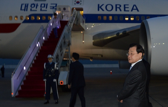 9박 12일 남미 순방을 마치고 27일 성남 공항을 통해 귀국한 박근혜 대통령이 전용기에서 내려오는 가운데 이병기(오른쪽) 대통령 비서실장이 영접을 위해 대기하고 있다. 안주영 기자 jya@seoul.co.kr