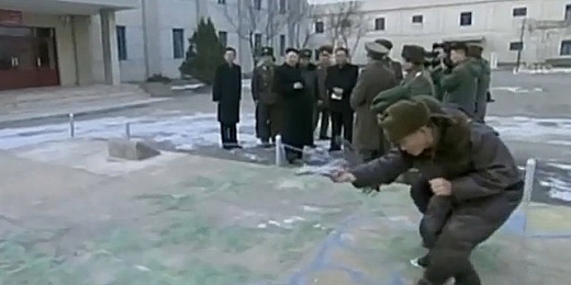 전투기 조종사들이 북한 김정은 국방위원회 제1위원장 앞에서 장난감 전투기를 들고 모의 훈련을 진행하는 모습. 바닥에는 지도가 그려져 있습니다. 항공유와 실제 훈련 부족으로 이런 촌극을 벌이지 않았나 추측됩니다. 조선중앙TV 영상캡쳐
