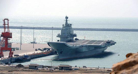 중국 국방부가 공개한 첫 항공모함 랴오닝함. 자신감의 표출이랄까요. 한 해 155조원이라는 막대한 국방예산을 쏟아부으며 군사력을 키우고 있습니다. 중국 국방부 제공