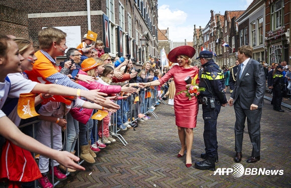 27일(현지시간) 생일을 맞은 빌럼 알렉산더 네덜란드 국왕과 막시마 왕비가 네덜란드 조이트홀란트주 도르드레흐트에서 열린 ‘왕의 날’(King’s Day)을 기념하는 축제에서 대중들과 함께하고 있다.  ⓒAFPBBNews=News1