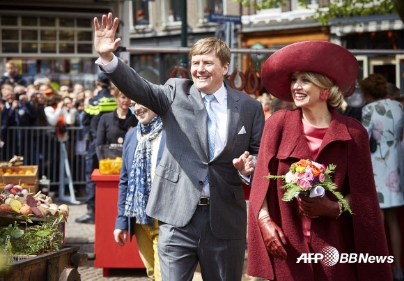 27일(현지시간) 생일을 맞은 빌럼 알렉산더 네덜란드 국왕과 막시마 왕비가 네덜란드 조이트홀란트주 도르드레흐트에서 열린 ‘왕의 날’(King’s Day)을 기념하는 축제에서 대중들에게 인사를 하고 있다.  ⓒAFPBBNews=News1