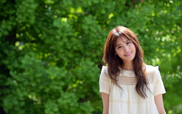 모델대회 출신으로 177㎝의 큰 키를 자랑하는 수현은 “‘어벤져스2’에서 의사 역할이라 흰 가운만 생각했는데 제 캐릭터에 맞는 의상이 따로 있고 피팅도 네다섯 번에 걸쳐 세심하게 진행됐다”고 말했다. 