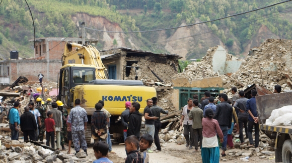 네팔 카트만두 외곽 신두팔촉의 시파갓 마을 주민들이 30일 지진으로 무너진 잔해더미를 치우는 포클레인의 작업 상황을 지켜보고 있다. 벽돌집은 어느 정도 형체가 남아 있지만 산에서 캔 돌로 지은 집들은 완전히 무너졌다. 신두팔촉 김민석 기자 shiho@seoul.co.kr