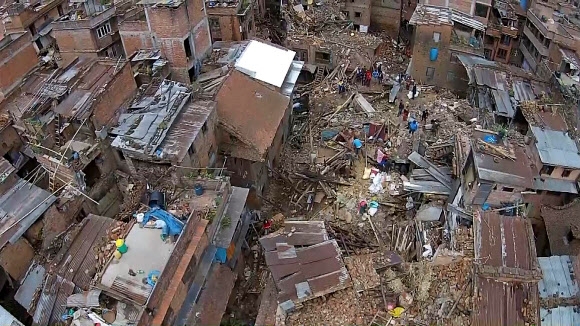 네팔 강진으로 사망자 수가 5,800명을 넘어선 가운데 1일 연합뉴스TV가 드론을 이용해 피해 현장을 전했다.  연합뉴스TV