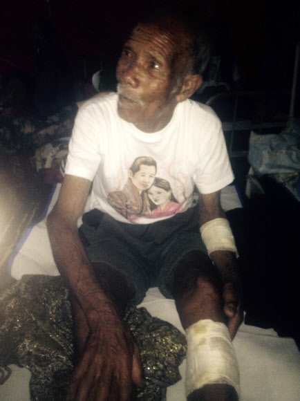 카트만두 킴탕 마을의 무너진 흙집 잔해에서 구조된 푼추 타망. 노인의 나이는 101세로 추정된다. 카트만두 AFP 연합뉴스