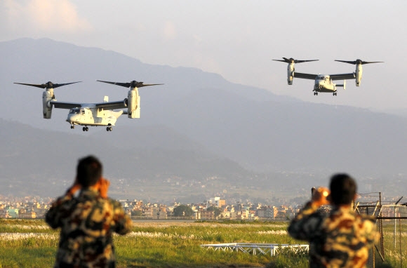 네팔 대지진의 구호를 위해 트리부반 국제공항에 착륙하는 미 해병대의 오스프리 헬기
