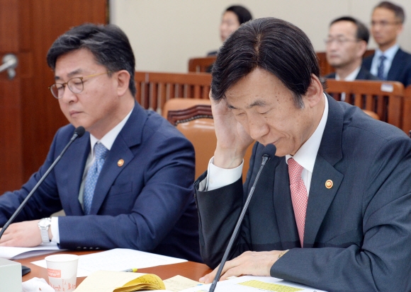 외교전략 부재 질타받는 윤병세 장관