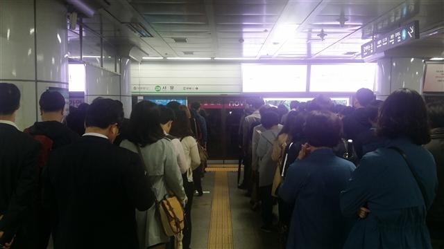 4일 출근길 사당역에서 강남행 열차를 기다리는 사람들 사이에서 지하철경찰대 경찰관들이 혹시 있을지 모르는 성추행범을 찾고 있다.