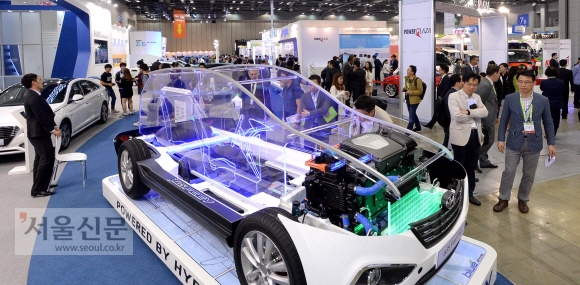 4일 경기 고양시 킨텍스에서 열린 제28회 세계전기자동차 학술대회 및 전시회에 현대차의 전기차인 ix35 모델이 전시돼 있다. 이언탁 기자 utl@seoul.co.kr 