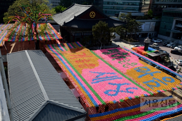 부처님 오신 날 앞둔 조계사 연등 단장