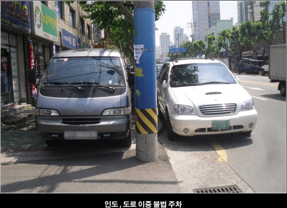 도로·인도 안가리는 불법 이중주차
