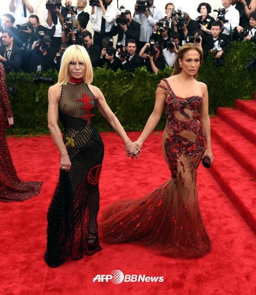 <br>도나텔라 베르사체와 제니퍼 로페즈(Donatella Versace and Jennifer Lopez)