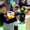 오늘은 어린이날…아빠와 물총싸움