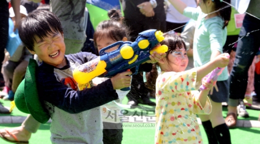 오늘은 어린이날…아빠와 물총싸움