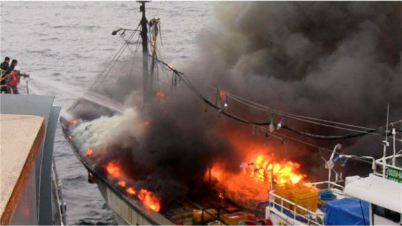 해군 1함대, 속초 해상 화재 발생 어선 구조