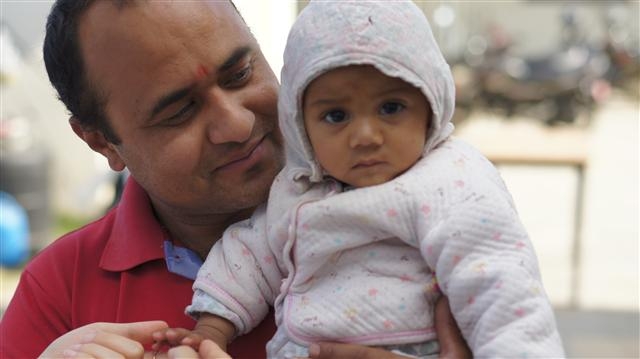 지난 5일 한·네팔 친선병원에서 진료를 받고 나온 아이가 아버지의 품에 안겨 있다.