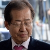 ‘모래시계 검사’ 홍준표, 피의자 신분 검찰 출석… 돈 받았냐고 묻자 “송구스럽다”