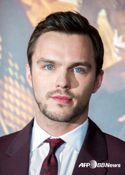 7일(현지시간) 미국 캘리포니아주 로스앤젤레스 TCL 차이니즈 시어터에서 워너 브라더스의 새 영화 “매드 맥스4: 분노의 도로”(Mad Max: Fury Road)의 시사회가 열린 가운데 할리우드 영화배우 니콜라스 홀트(26)가 포토월에서 포즈를 취하고 있다.  ⓒAFPBBNews=News1