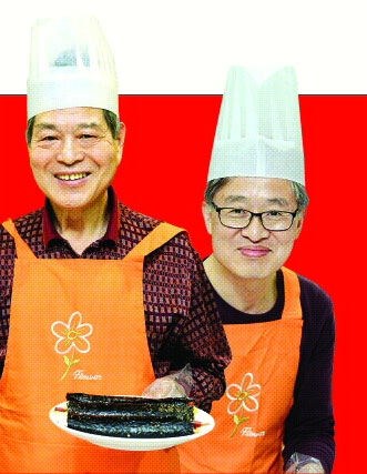 전 중소기업 대표 김복용(왼쪽)씨와 담도암을 이겨낸 이명수씨는 서울 강남구청에서 운영하는 ‘아빠 요리교실’에서 요리의 재미에 푹 빠져있다. 도준석 기자 pado@seoul.co.kr