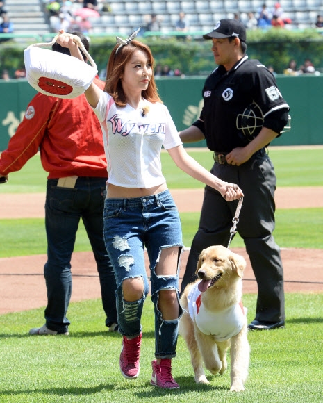 시구할 볼을 갖다주는 가수 홍진영