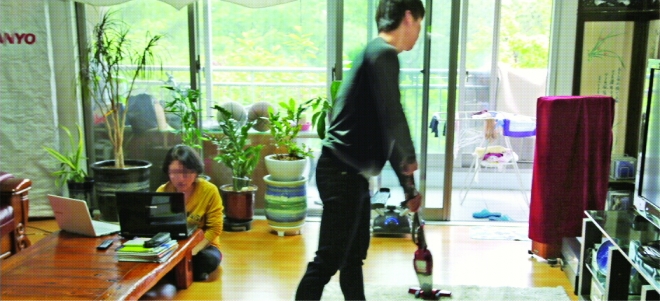 주말을 맞아 자신의 ‘몫’으로 할당된 집안 청소를 하는 맞벌이 남성. 맞벌남과 외벌남이 가사에 투자하는 시간은 1시간 남짓으로 별 차이가 없다. 이호정 기자 hojeong@seoul.co.kr
