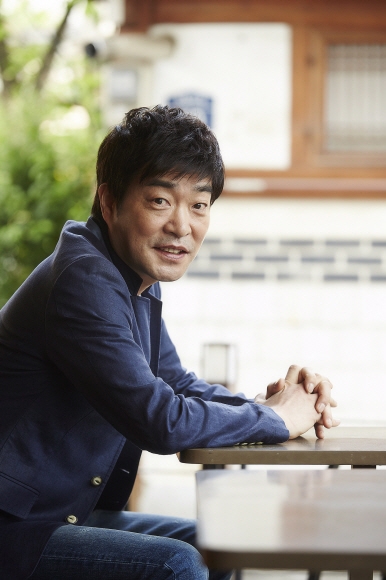 영화 ‘악의 연대기’에서 우발적으로 살인을 저지른 뒤 양심과 욕심 사이에서 갈등하는 강력반장 역할을 맡은 손현주는 “누구나 숨기고 싶은 과거가 있다는 점에서 관객들과 공감할 수 있는 지점이 있다고 생각한다”고 말했다.  CJ E&M 제공