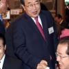 [성완종 리스트 수사] 洪 “국회 대책비 중 일부 모은 돈”… 野 “명백한 공금 횡령”