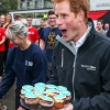 [포토] 뉴질랜드 대학교 방문한 英 해리왕자, “컵케이크 나눠드릴게요”