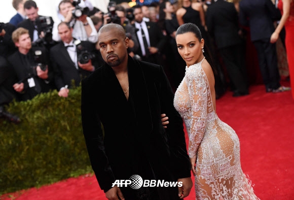 킴 카다시안, 시스루 드레스로 육감적인 몸매 자랑