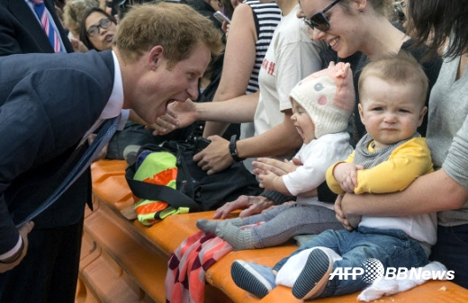 [포토] 英 해리왕자 아기 하품 따라 ‘하~암’