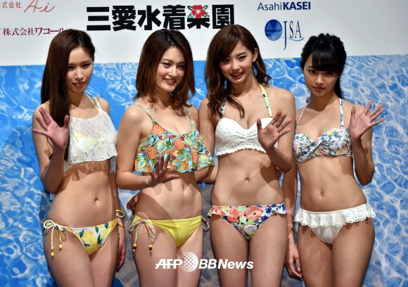 모델 모모코 요코마치(왼쪽부터), 세이라 미야자와, 아야 미야자와 그리고 하루카 야마시타가 12일(현지시간) 도쿄에서 세계적인 규모의 일본 의류기업 와코루의 수영복 브랜드 산-아이(San-ai)의 최근 수영복 콜렉션을 선보이고 있다. ⓒ AFPBBNews=News1