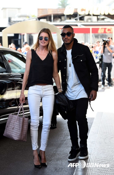 네덜란드 출신 모델 도젠 크로스(30)가 12일(현지시간) 프랑스 칸에서 열릴 예정인 제68회 국제영화제의 개막식에 참석하기 위해 남편 서너리 제임스와 칸의 한 호텔에 도착, 포즈를 취하고 있다. ⓒAFPBBNews=News1