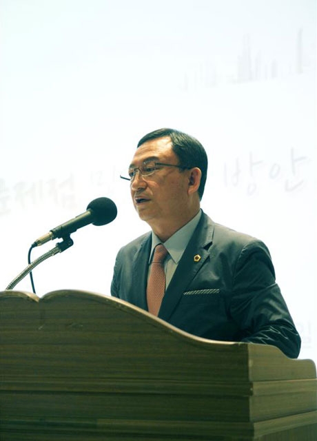 서울시의회 박기열 교통위원장이 지난 13일 서울개인택시운송사업조합 주최로 교통회관에서 열린 ‘서울택시 요금체계 개선을 위한 열린 토론회’에서 축사를 하고있다.  사진 서울시의회 제공