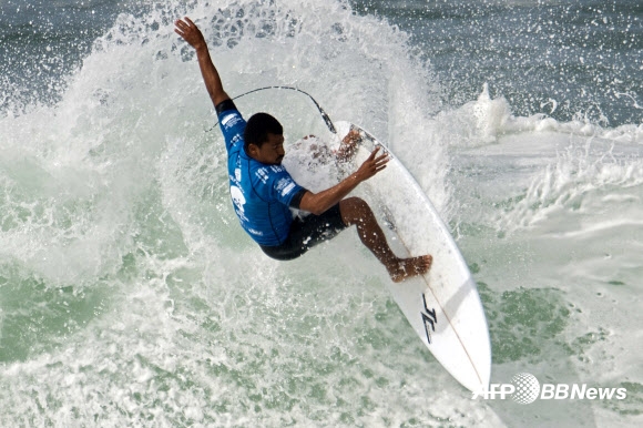 14일(현지시간) 브라질 리우데자네이루의 바하 다 티주카 해변에서 열린 세계프로서핑연맹의 2015 윈드 서핑 세계선수권대회에서 브라질 출신 서퍼 다비드 도 카르모가 현란한 서핑 실력을 선보이고 있다.  ⓒAFPBBNews=News1