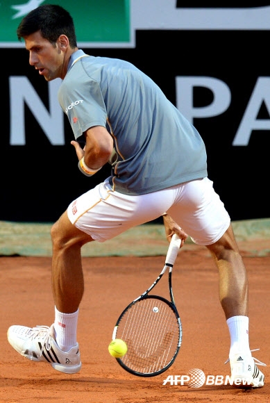 14일(현지시간) 이탈리아 로마의 포로 이탈리코 스타디움에서 열린 남자프로테니스(ATP) 투어 이탈리아 로마 오픈에서 세르비아의 노작 조코비치가 브라질의 토마스 벨루치의 공을 되받아치고 있다. ⓒAFPBBNews=News1