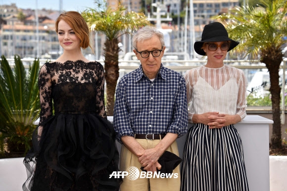 15일(현지시간) 제68회 칸영화제에서 우디 앨런 감독의 영화 ‘이레셔널 맨’에 출연한 배우 엠마 스톤(왼쪽)과 파커 포시(오른쪽)가 우디 앨런 감독과 함께 사진을 찍고 있다.  ⓒ AFPBBNews=News1