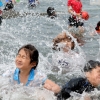 “더위엔 물놀이가 최고야...” 서울 낮 최고기온 27도