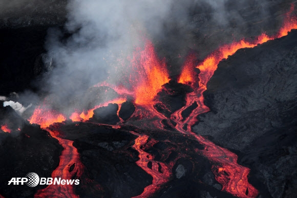 17일(현지시간) 인도양의 프랑스령 섬 레위니옹에 위치한 피통드라푸르네즈 화산에서 용암이 흘러내리고 있다. ⓒAFPBBNews=News1