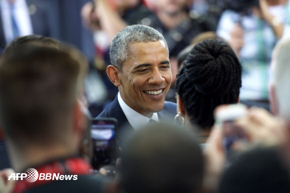 18일(현지시간) 미국 오바마 대통령이 뉴저지 캠든을 방문해 지역 청소년과 경찰들을 상대로 연설을 한 뒤 인사를 나누고 있다. ⓒ AFPBBNews=News1