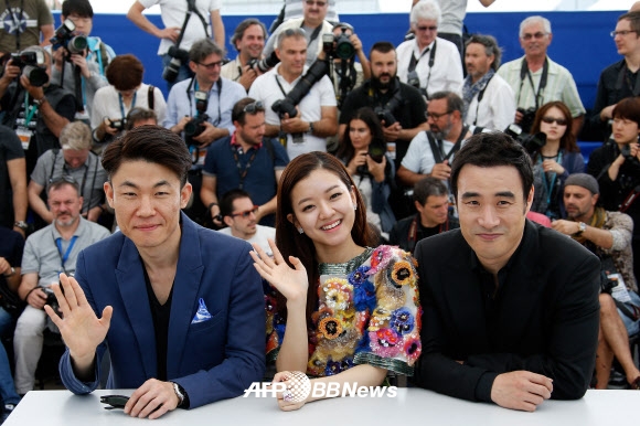 영화 ‘오피스’가 19일(현지시간) ‘제68회 칸영화제’ 미드나잇 부분에 초청돼 (왼쪽부터)홍원찬 감독, 배우 고아성, 배성우가 취재진 앞에서 포즈를 취하고 있다. ⓒ AFPBBNews=News1